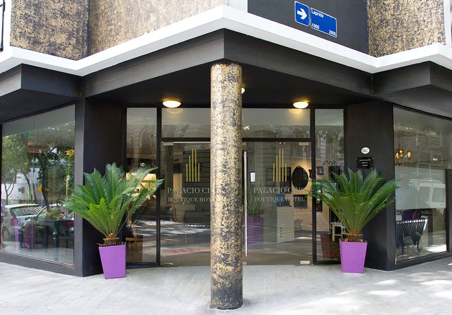 Entrada del Épico Recoleta Hotel sobre la calle Laprida, Recoleta