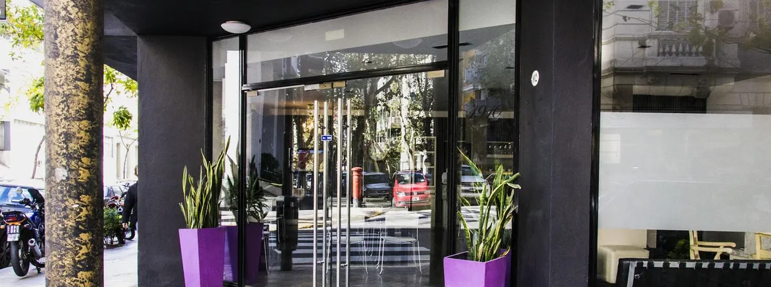Fachada de entrada del Épico Recoleta Hotel en Laprida 1910, Buenos Aires